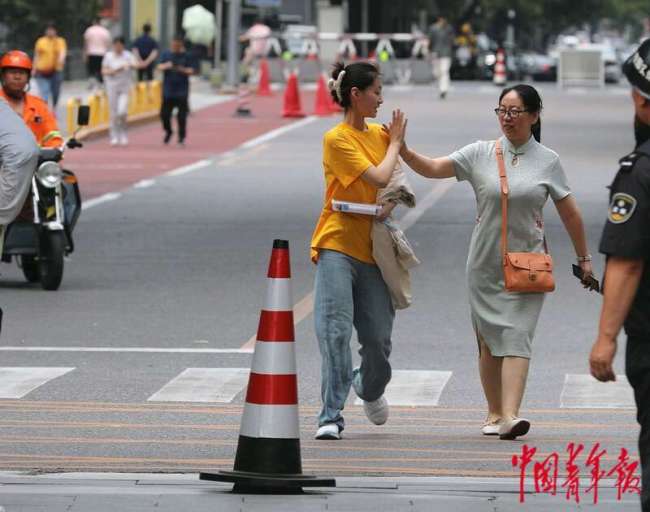 北京高考落幕 鲜花与亲情相伴迎接考生