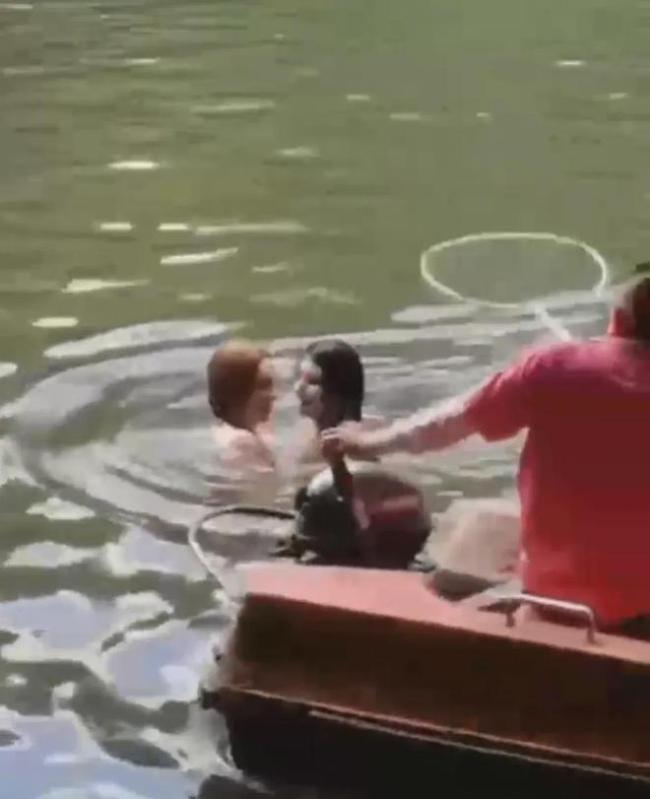 广州两女子穿着暴露在公园游泳 园方回应