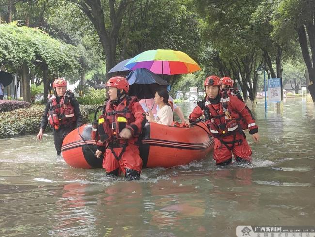 桂林多地暴雨内涝严重 消防遑急援手被困世界