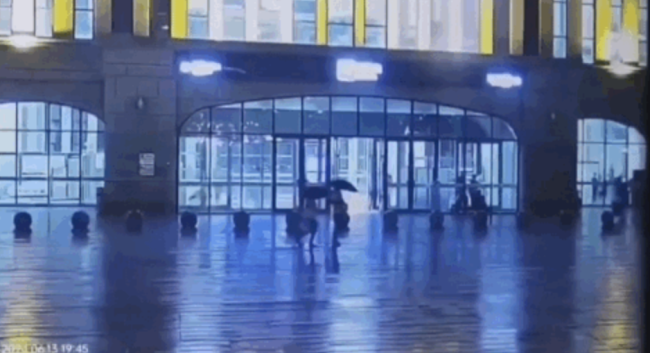 辽宁锦州两人撑伞遭雷击瞬间倒地 幸存无生命危险