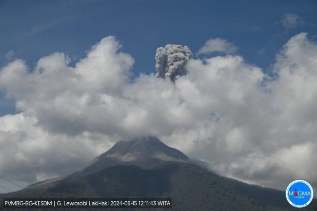 印尼两座火山先后喷发