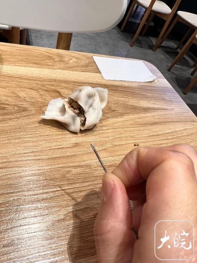 5岁孩子在一饺子店用餐时吃到一注射器针头 食品安全引恐慌