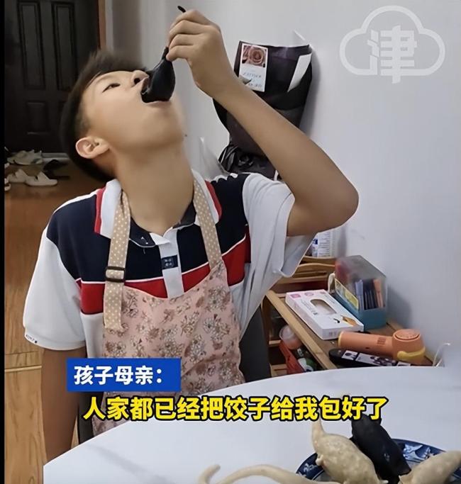 男孩包“老鼠”饺子给姆妈开荤