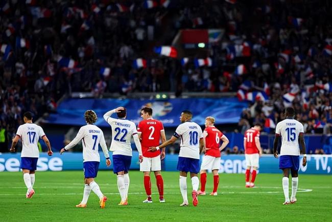 法国1-0奥地利 姆巴佩血染球场 个人英雄主义致胜