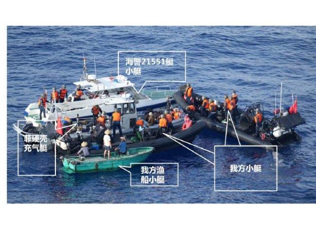 现场画面：中国海警登检菲律宾船只，强硬反制侵犯仁爱礁