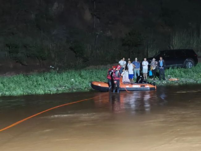 暴雨涨水4人被困消防员搭生命桥 暑期出游安全警钟再响