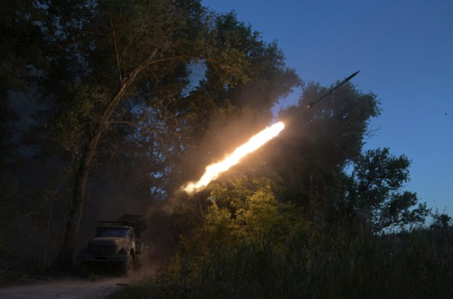 俄罗斯武装部队在哈尔科夫附近与乌克兰第一总统旅交战