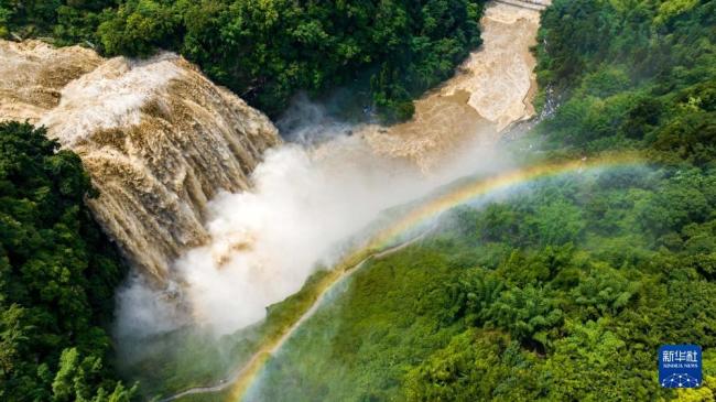 贵州黄果树瀑布迎来2024年最大水量 壮观景象引游客热潮