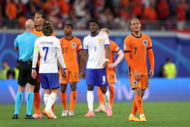 欧洲杯：法国0-0荷兰送波兰出局 格列兹曼2失良机 西蒙斯进球被吹 强强对话握手言和
