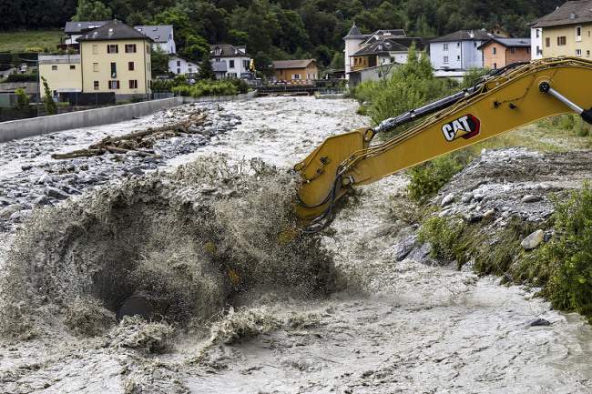 瑞士30年一遇暴雨引发洪水 3人失踪
