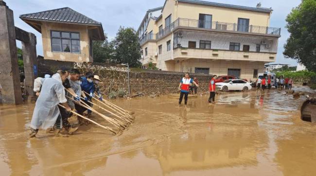 梅州暴雨后有村民捞起数百斤大鱼 洪水退去，村民忙恢复