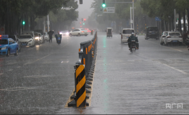 实拍南昌暴雨积水浸街 多地内涝严重，交通受阻