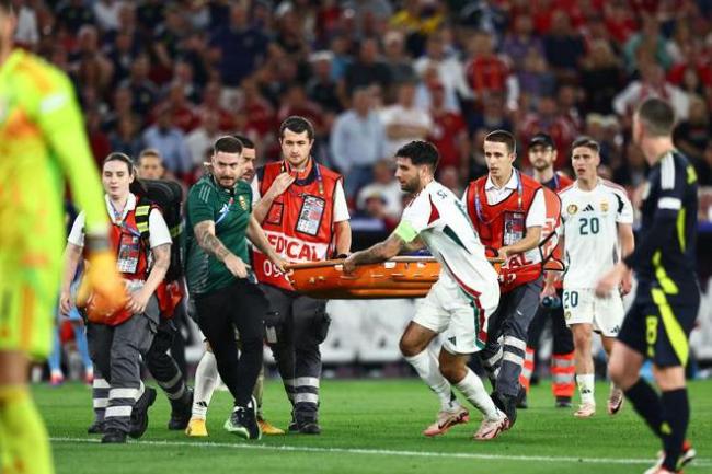 匈牙利球员被撞昏迷