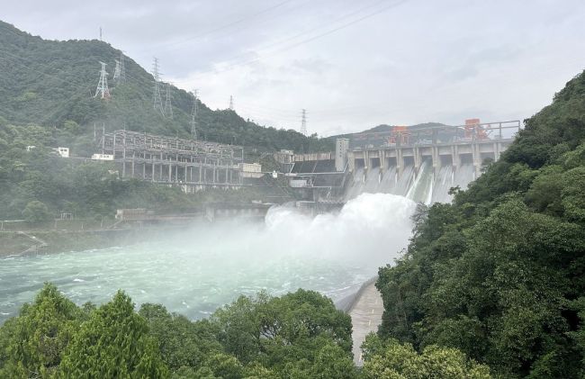 杭州：建德新安江水库开启1孔泄洪