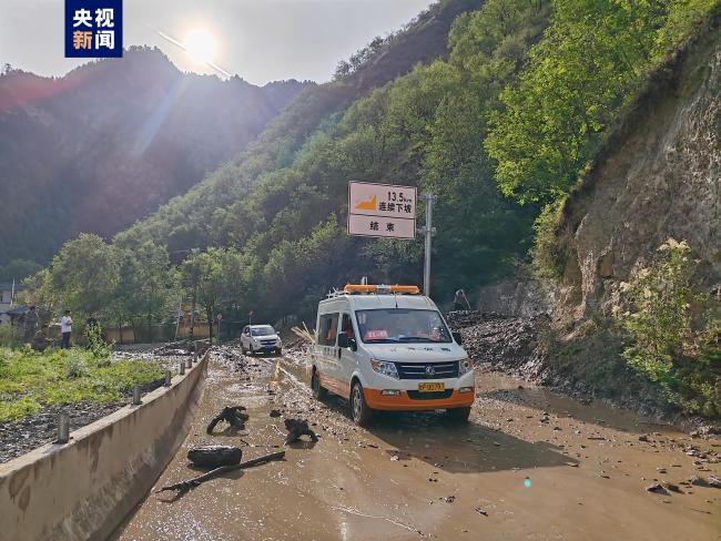 强降雨致甘肃迭部S210线部分路段受阻