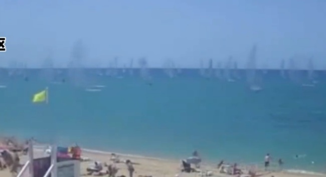 克里米亚海滩袭击现场视频曝光，集束弹头播撒钢雨，避无可避