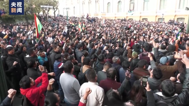 玻利维亚总统发表讲话谴责政变 感谢支持者