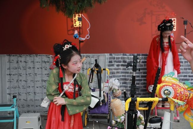 西安：“新中式”旅游受青睐 游客着汉服打卡景区