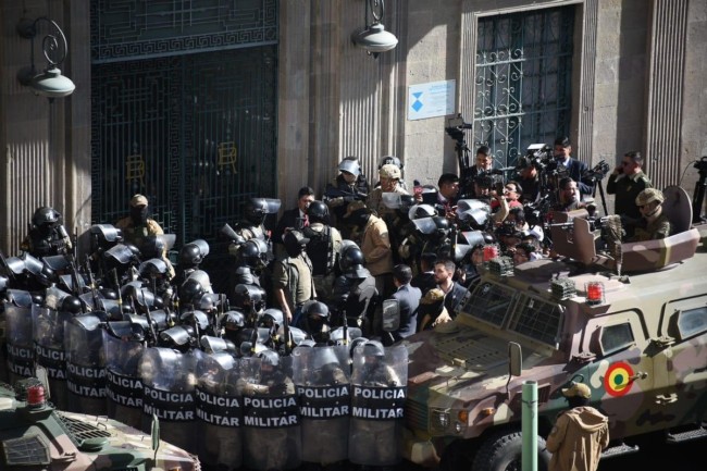 玻利维亚总统与政变军人对峙视频 政府支持者加入对峙