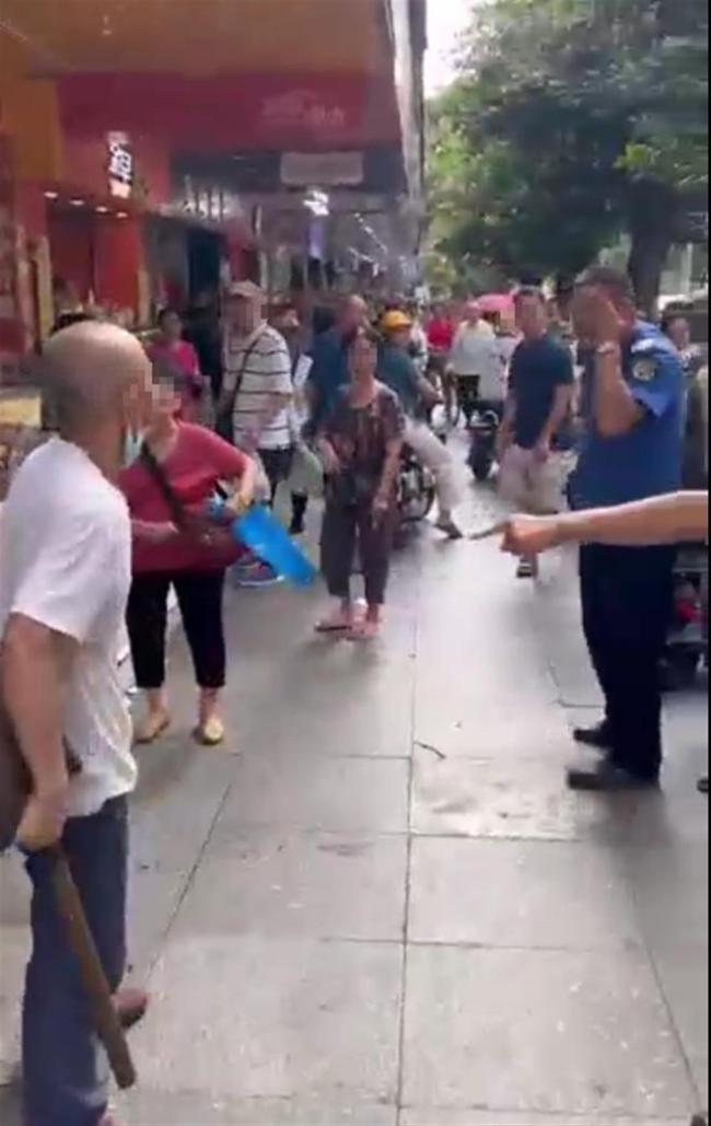 广州一小贩用锹柄将城管头部打伤，警方介入调查
