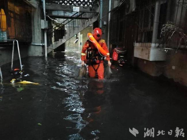 暴雨致5人被困 消防员横渡救援 彻夜奋战排水救人