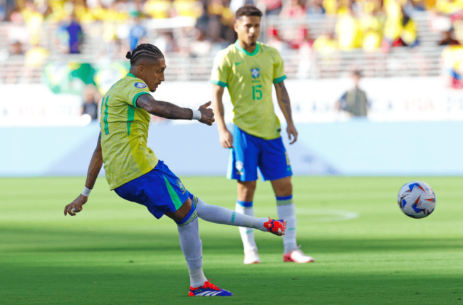 被动挨打太狼狈！凶狠犯规引爆冲突 小熊肘击J罗 巴西美洲杯3轮1胜 小组第二迎战乌拉圭