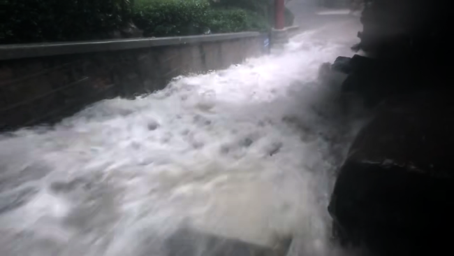 济南黑虎泉附近台阶形成短时瀑布 雨夜现壮观景象