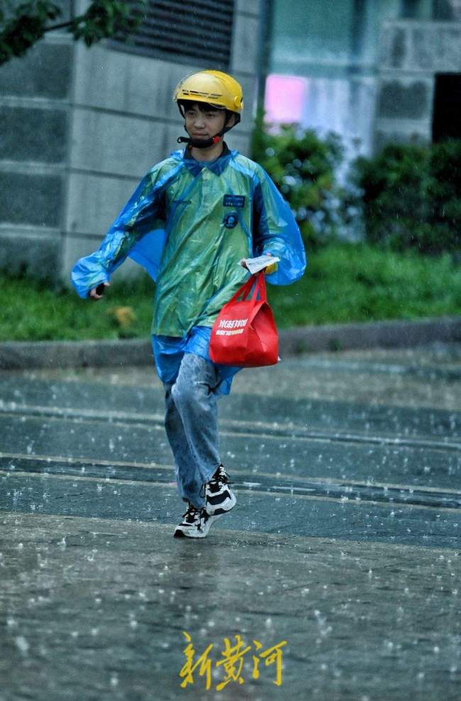 济南：大雨来袭，外卖小哥街头奔跑送餐