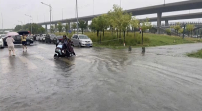 郑州暴雨致道路积水 多车被淹 32条公交线路临时停运