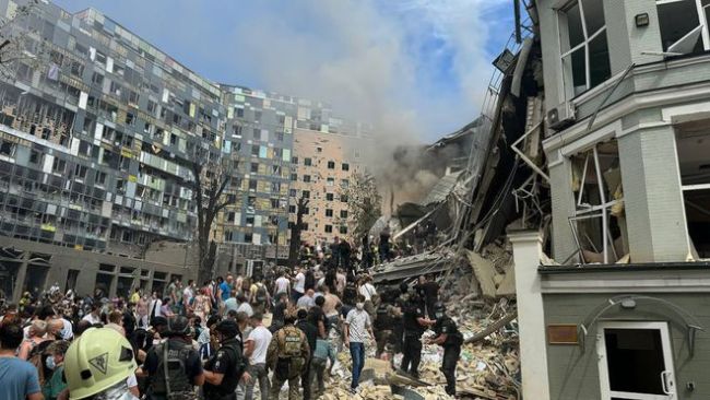 乌克兰多地遭导弹袭击已致37死：城市硝烟弥漫频频传出巨响 俄乌各执一词