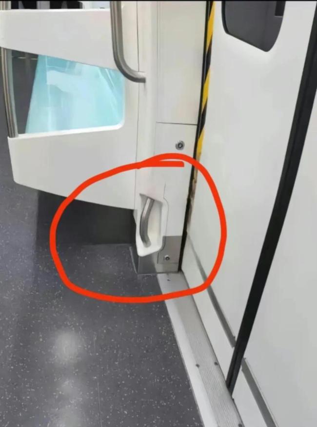 地铁上这个扶手给谁扶的？