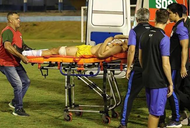 活久见系列！巴西足坛又闹巨大丑闻，警察拿枪射中球员大腿受重伤