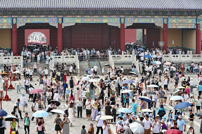 北京“暑期遊”熱度持續升溫 天壇公園遊客爆棚