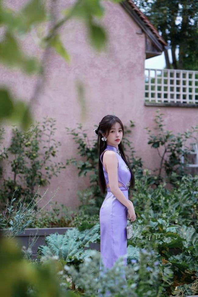 虞书欣紫色旗袍