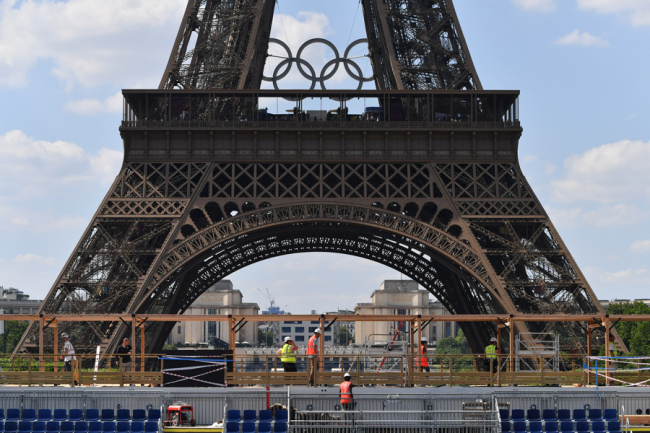 奥运五环与埃菲尔铁塔同框 巴黎奥运新地标闪耀
