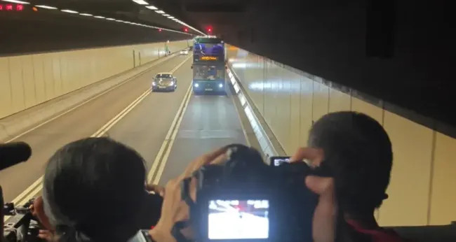 香港氢能巴士首次载客通过海底隧道