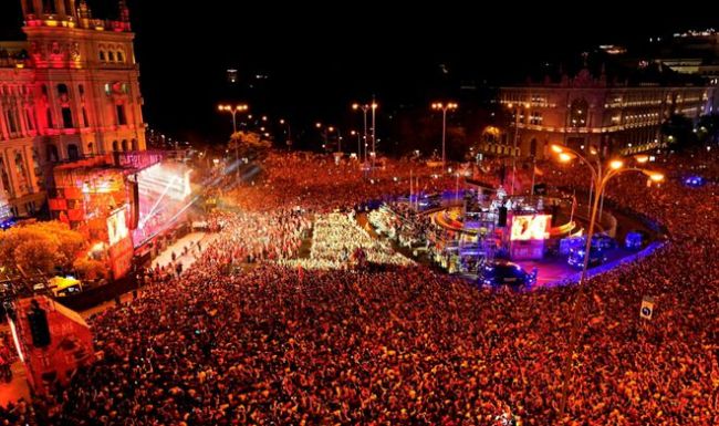 这队长会玩！西班牙夺冠庆典气氛热火朝天，全场球迷嗨爆极具DJ天赋，马德里万人空巷庆祝！