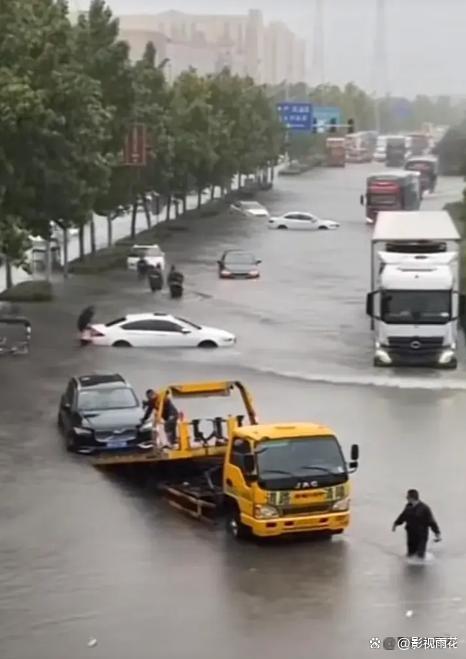 暴雨致严重内涝 河南村民开铲车救援 积水围城显真情