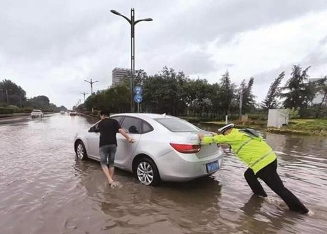 暴雨中那些“逆行”与坚守的剪影