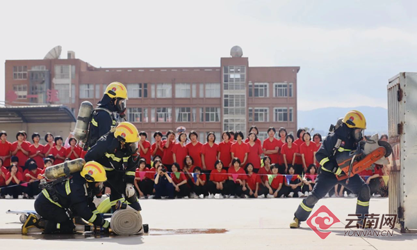 张桂梅带女高师生体验消防训练 红梅品格炼就“消防员”梦想