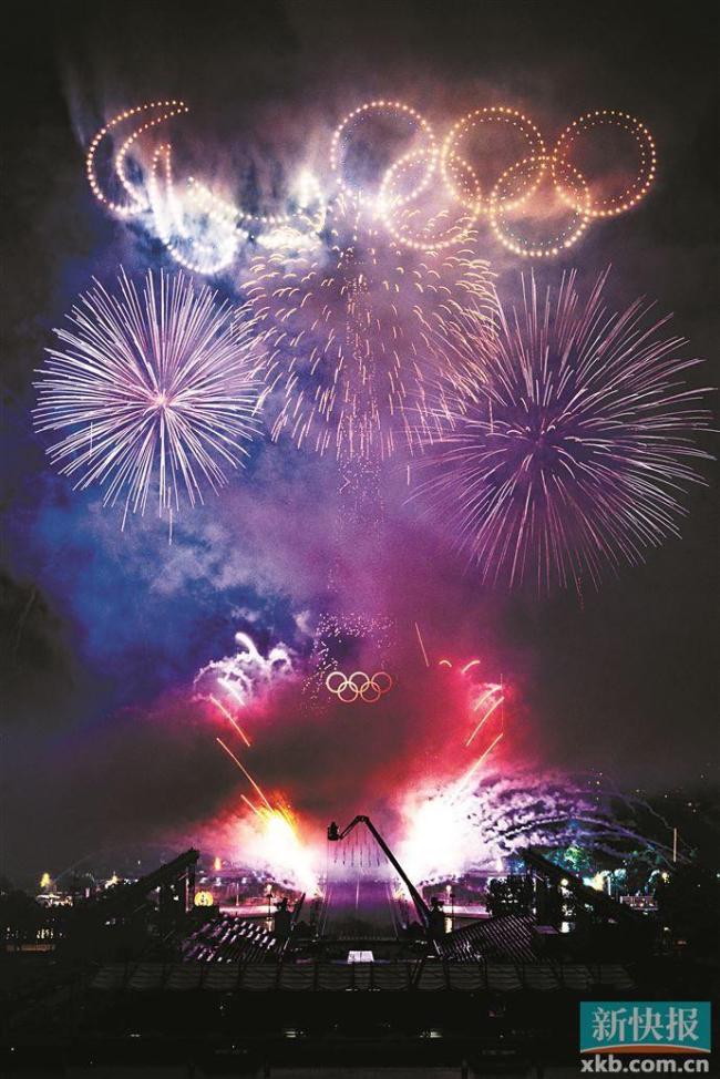 奥运元素闪耀巴黎夜空