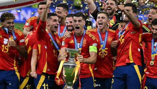 这队长会玩！西班牙夺冠庆典气氛热火朝天，全场球迷嗨爆极具DJ天赋，马德里万人空巷庆祝！