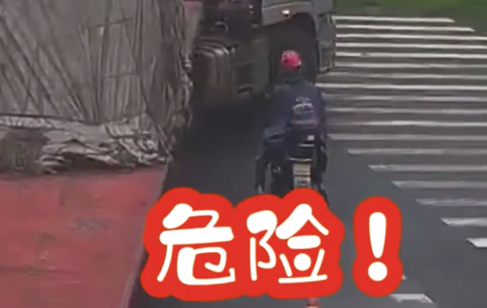 女警一声大喊救险被货车碾压的骑车人