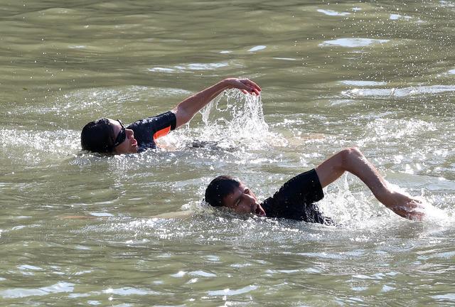 巴黎市长在塞纳河游泳回应外界质疑 水质达标迎奥运