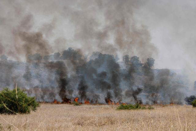 以色列北部遭80枚火箭弹袭击