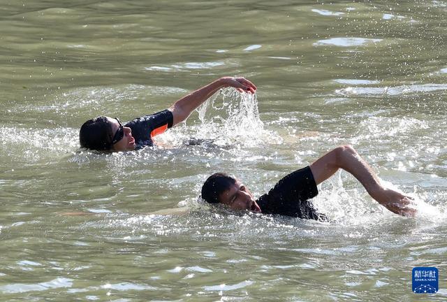 巴黎市长塞纳河游泳迎奥运