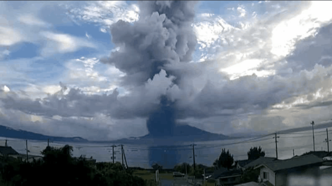灰柱高4500米！日本客机“直播”樱岛火山喷发瞬间