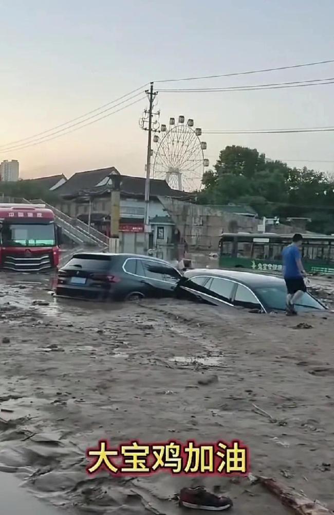 实拍陕西宝鸡暴雨：车辆被冲走~