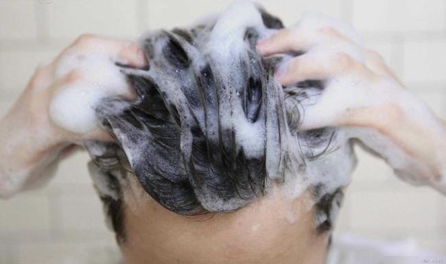 医生建议一天内不要多次用洗发水 保护头皮健康刻不容缓