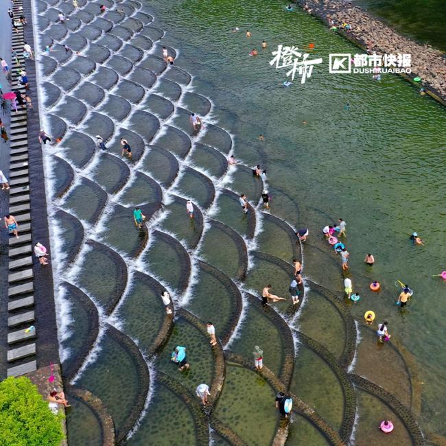 上万人涌去杭州富阳“泡坝”，小众景点成避暑胜地